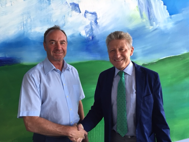 Handshake zwischen B+M und PraKom